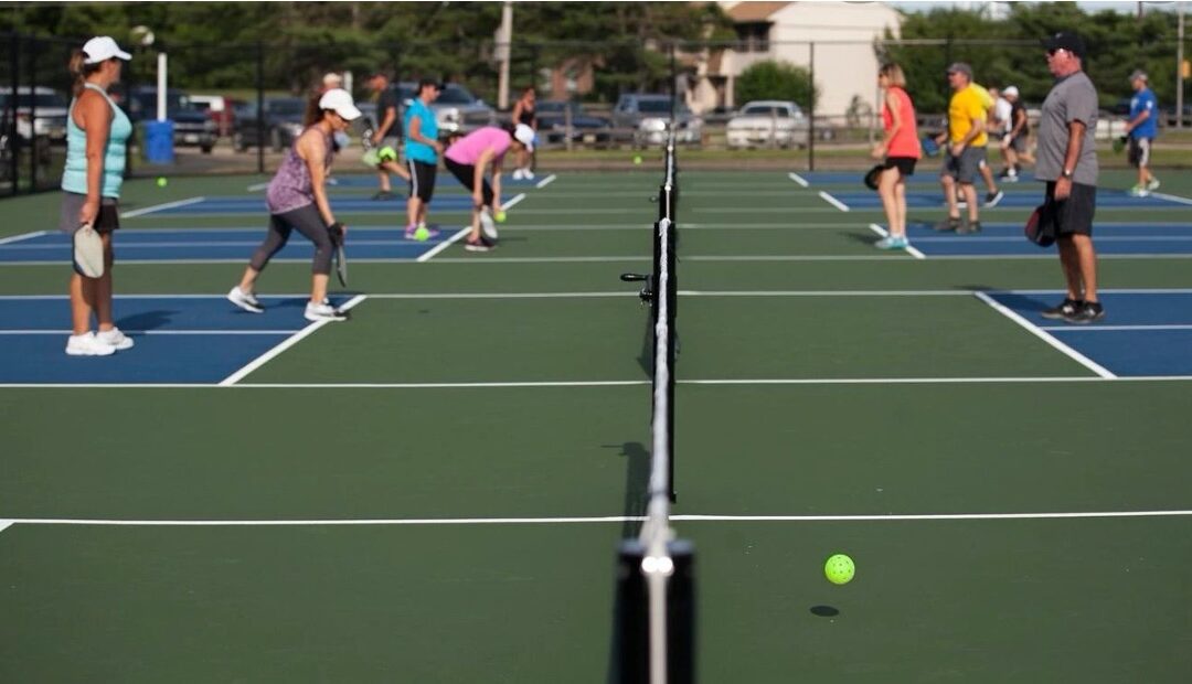 how to play pickleball. pickleball beginners